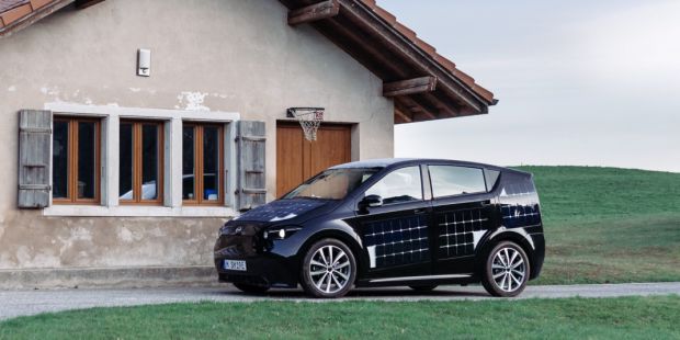 Un start-up a testat prima mașină cu celule solare care se încarcă în timpul deplasării