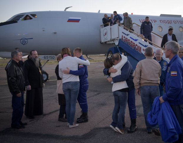 Primele imagini cu echipajul navetei Soyuz, după lansarea eșuată. Cum se simt cei doi astronauți