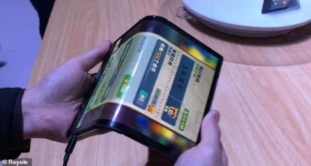 A fost lansat primul smartphone pliabil. Telefonul are un preț uriaș