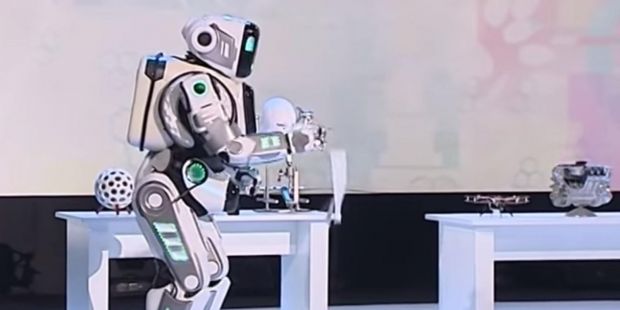 Situație penibilă pentru autoritățile din Rusia. Cine se ascundea de fapt în acest robot lăudat la televiziunea de stat