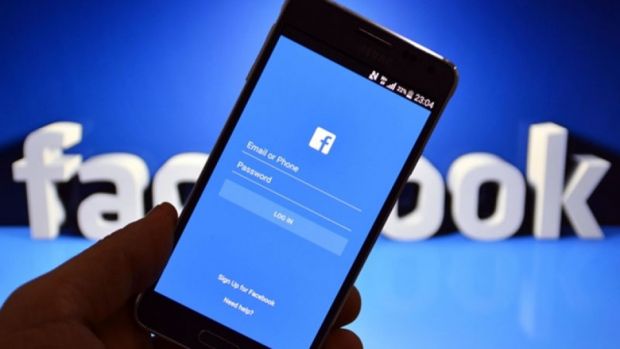 Utilizatorii de Samsung nu își mai pot șterge aplicația Facebook din smartphone