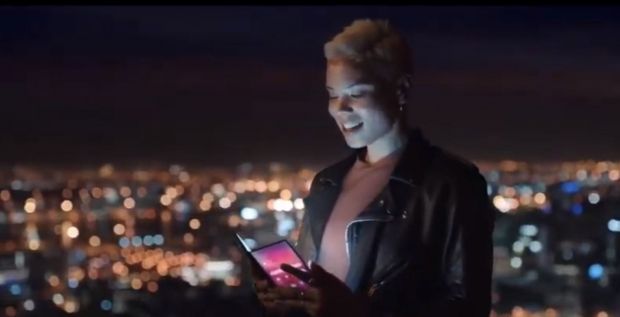 Samsung a scăpat pe internet o reclamă cu primul său smartphone pliabil. Cum va arăta