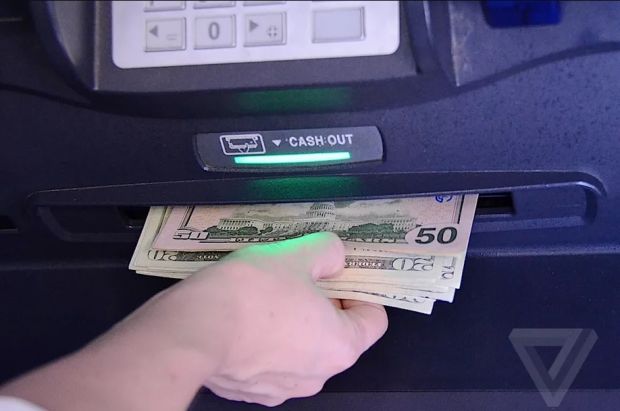 Eroarea incredibilă descoperită de un programator care i-a permis să scoată un milion de dolari de la bancomat