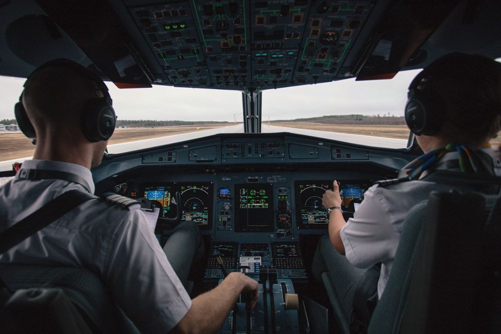 Pericol în aer: telefoanele afectează aparatura de bord chiar și în modul avion. Ce aeronave sunt vulnerabile