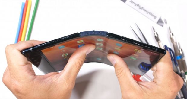 A luat singurul telefon pliabil disponibil în magazine și l-a îndoit invers. Ce s-a întâmplat? VIDEO