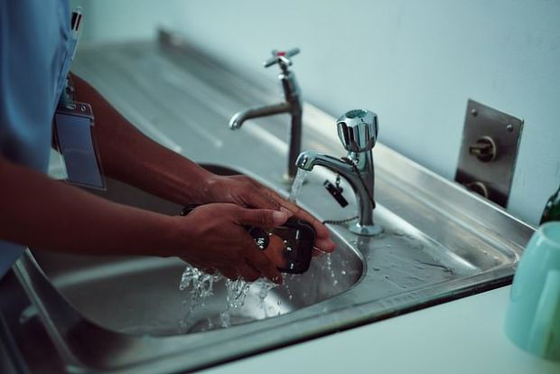 Primul telefon antibacterian previne răspândirea microbilor și poate fi spălat cu apă și săpun