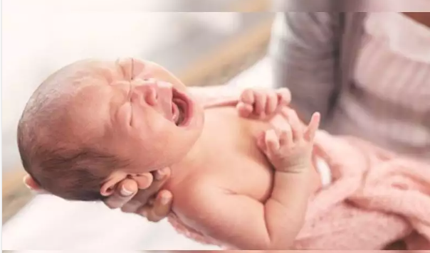 Cel mai bătrân bebeluș care s-a născut vreodată. Cum este posibil să aibă aproape vârsta mamei sale