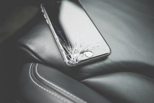 Cercetătorii coreeni au inventat un ecran de smartphone care se repară singur, în doar 20 de minute