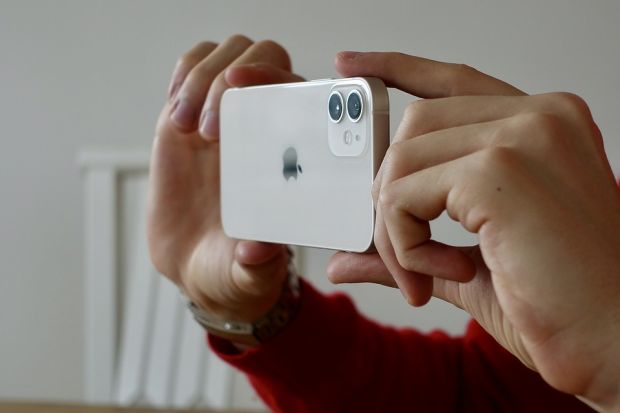 Apple renunță deja la producția unui model din seria iPhone 12
