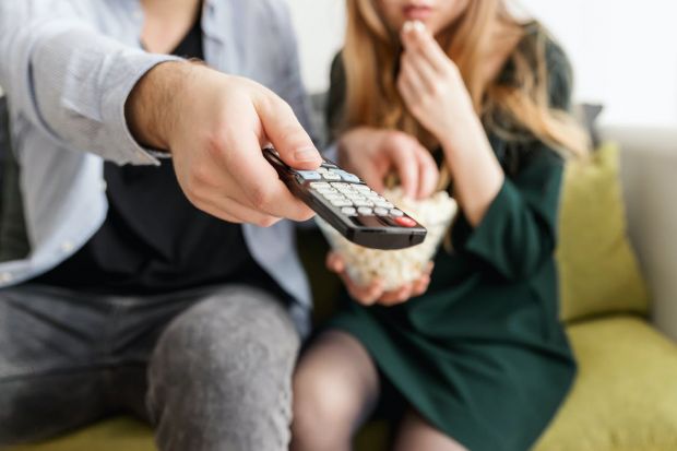 Te uiți mai mult de 4 ore pe zi la televizor? Iată cum are de suferit corpul tău