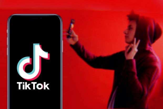 TikTok e de neoprit. A depășit YouTube ca timp de utilizare în SUA și în Marea Britanie