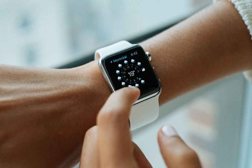 Apple și Samsung, cursă contracronometru pentru introducerea senzorilor de temperatură pe viitoarele smartwatch-uri
