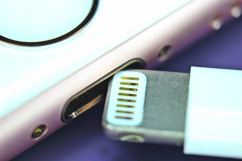 Apple renunță în sfârșit la cablul Lightning. Când va avea loc schimbarea?