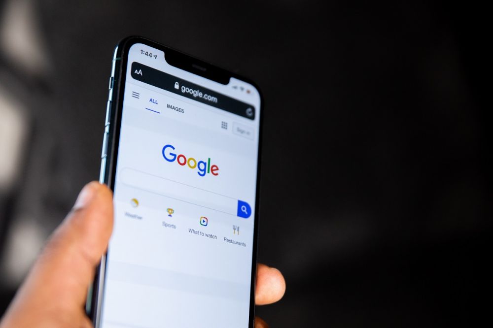 Cum poți să elimini datele tale private din rezultatele căutărilor de pe Google