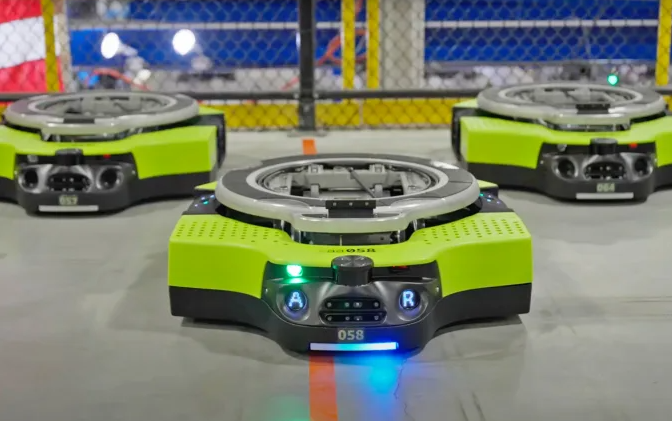 Amazon a introdus în depozitele sale primul robot complet autonom