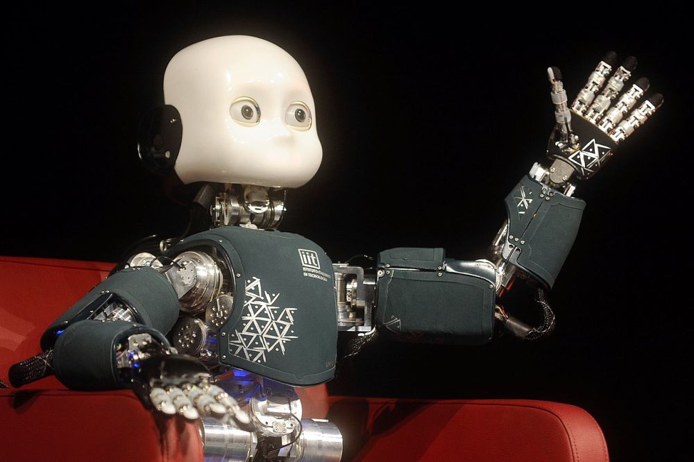 Un robot a reușit să păcălească oamenii că ar avea conștiință de sine
