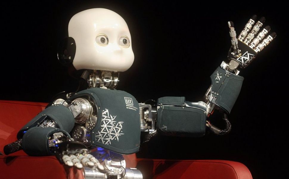 Un robot a reușit să păcălească oamenii că ar avea conștiință de sine