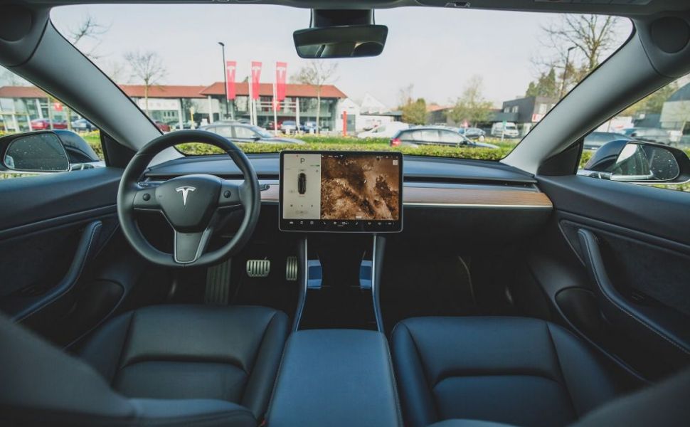 Încă un eșec la Tesla. Tehnologia de conducere autonomă nu a reușit să detecteze copiii aflați pe șosea, în cadrul testelor