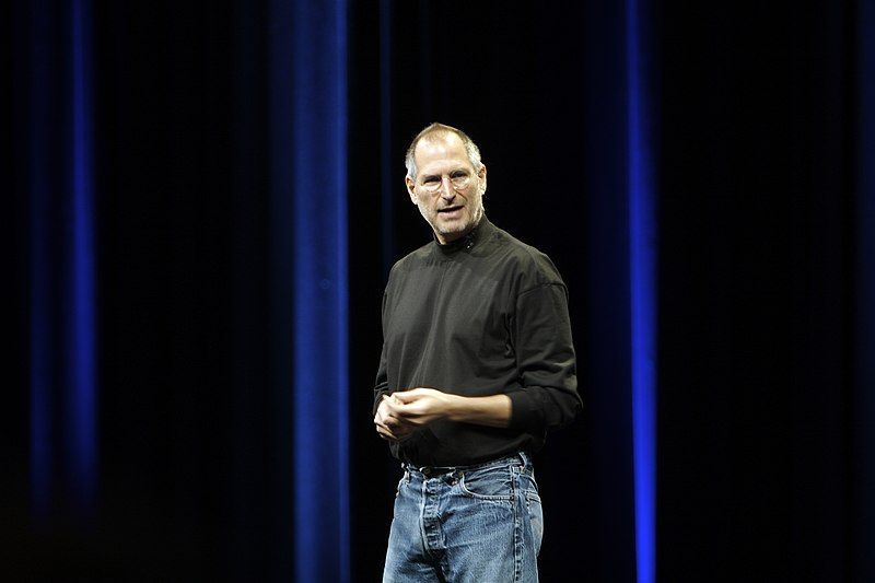 O pereche de sandale Birkenstock care i-a aparținut lui Steve Jobs s-a vândut cu o sumă fabuloasă