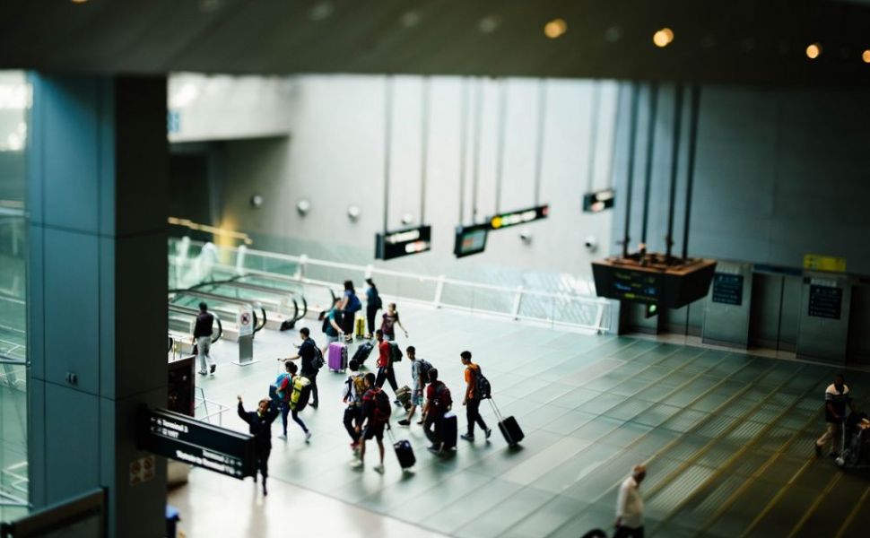 Se schimbă regulile cu privire la transportarea lichidelor și a electronicelor în avion. Ce trebuie să știi