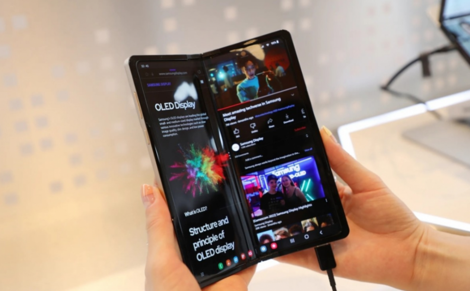Prototipul Samsung care arată viitorul telefoanelor pliabile. FOTO