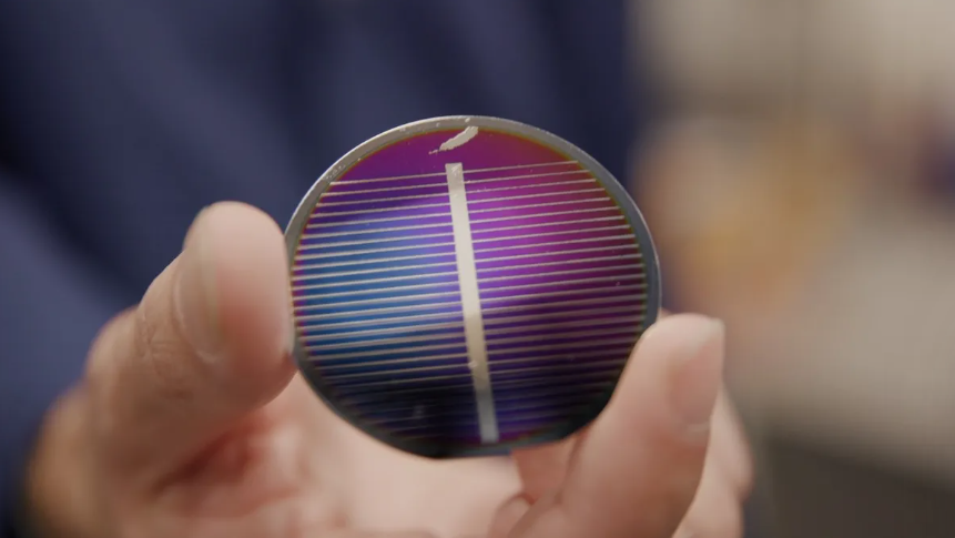 Blue Origin a fabricat celule solare prin topirea unui praf artificial, similar cu cel de pe Lună