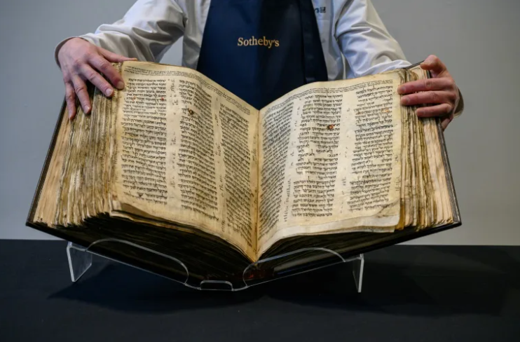 Cea mai veche Biblie ebraică din lume, veche de un mileniu, va fi scoasă la licitație