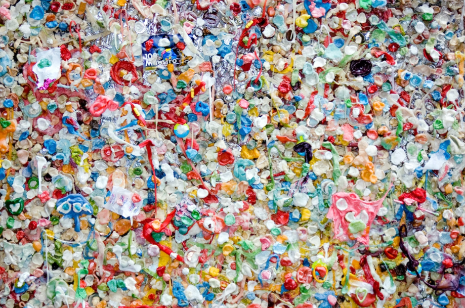 Oamenii de știință au descoperit microbi care pot digera materialele plastice la temperaturi scăzute