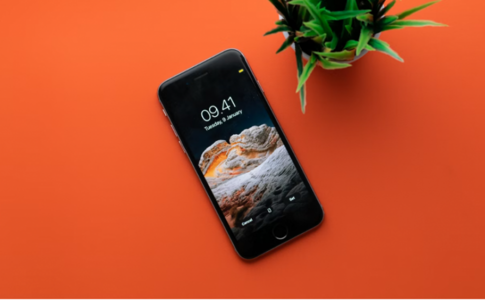 iPhone-urile care rulează iOS 17 vor putea fi folosite ca ecrane inteligente atunci când sunt blocate